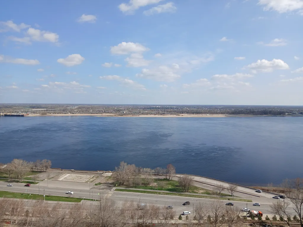 Жизнь с видом реку: огромная лоджия с панорамным остеклением в пол!