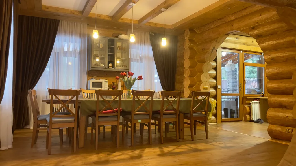 Загородный дом в лесу у реки