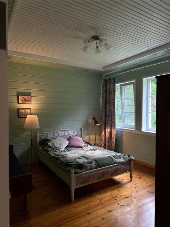 Усадебный дом с видом на реку, берег с мостками и рыбной ловлей