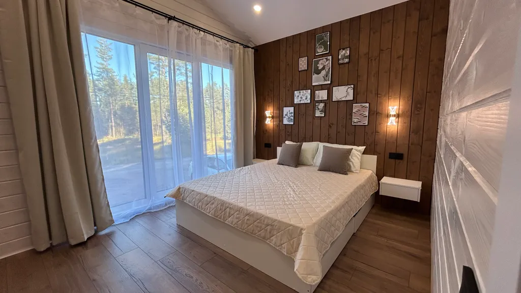 Загородный дом с большой террасой, кострищем и лесом