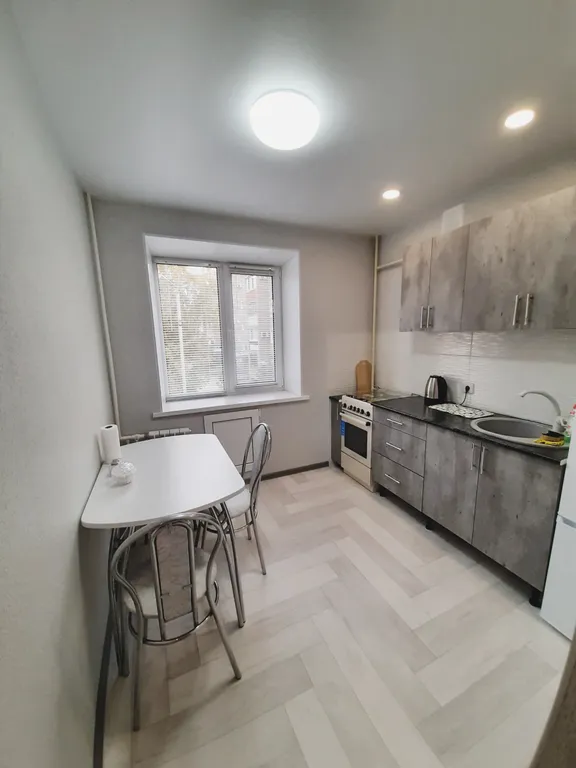 Квартира рядом с Ледовым комплексом Кристалл, бассейном Нефтяник