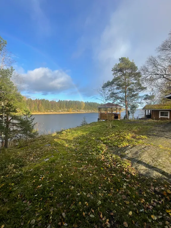 Большой уютный деревянный коттедж на самом берегу Ладожских шхер