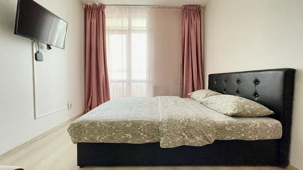 Не в отеле, а в квартире