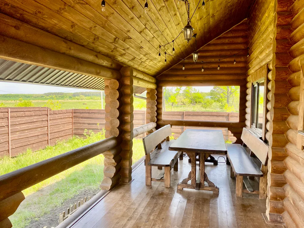 Бревенчатый 2-х этажный коттедж