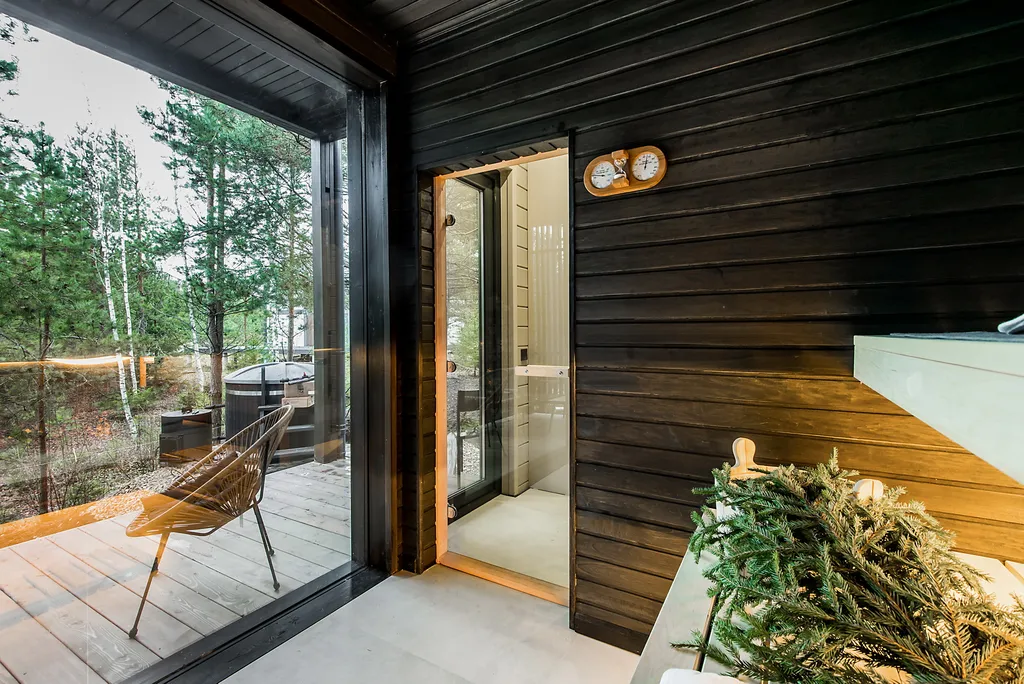 Уютный дом в окружении  леса