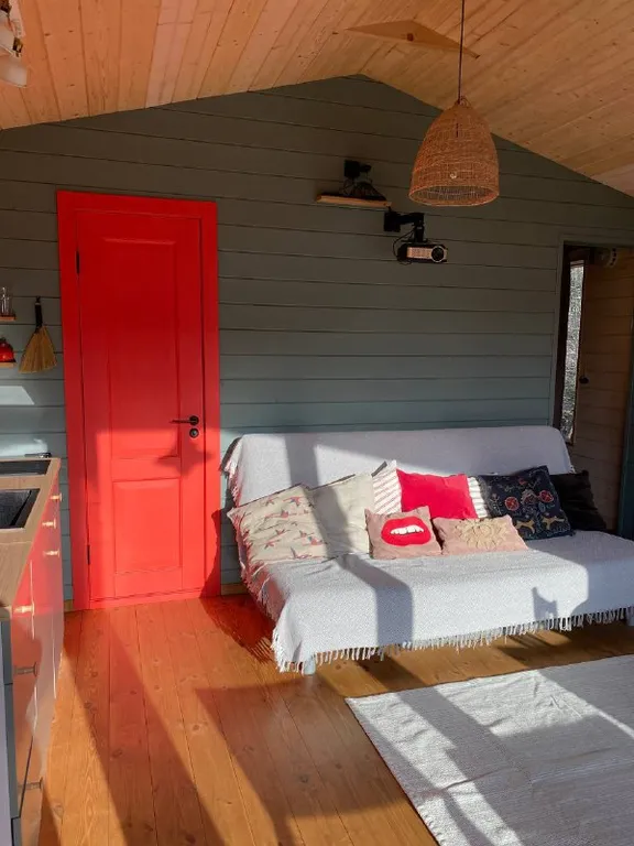 Дом на краю леса с видом на горы