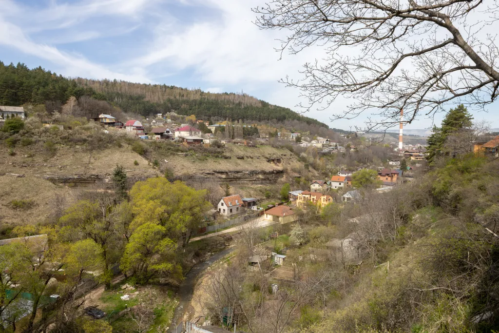 Уютный дом с видом на ущелье