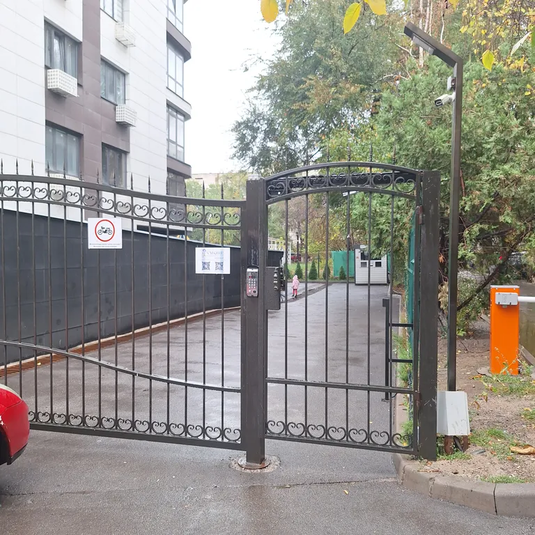 Апартаменты в центре с видом на город и горы