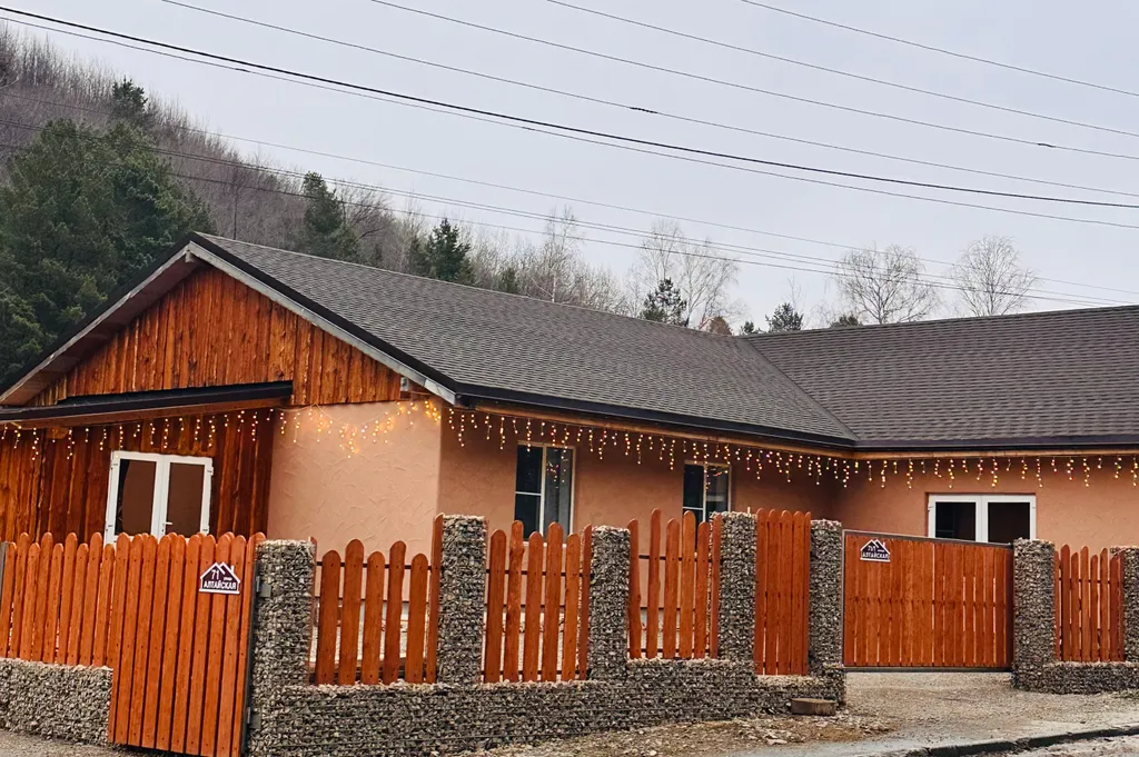 Гостевой дом и кедровая баня на Алтайской