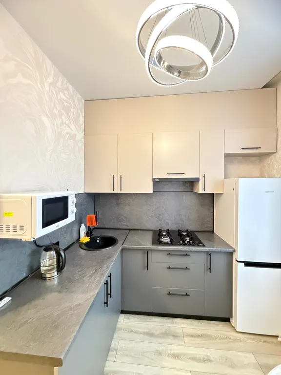 Светлая и чистая квартира с современным ремонтом.