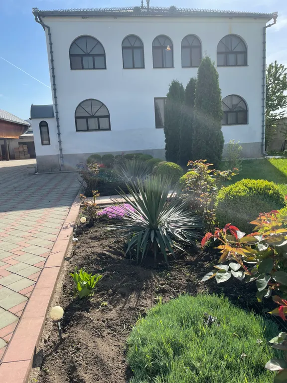 Большой уютный загородный дом с садом