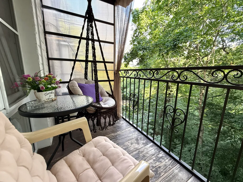 Квартира с балконом в лес