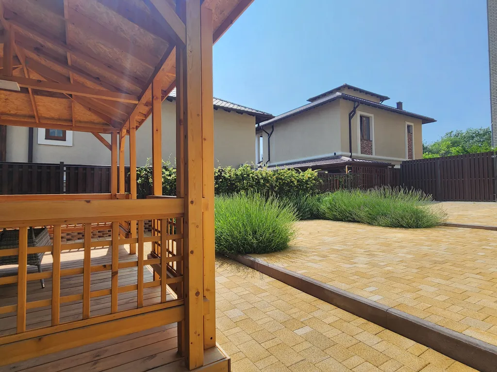 Дом с двором