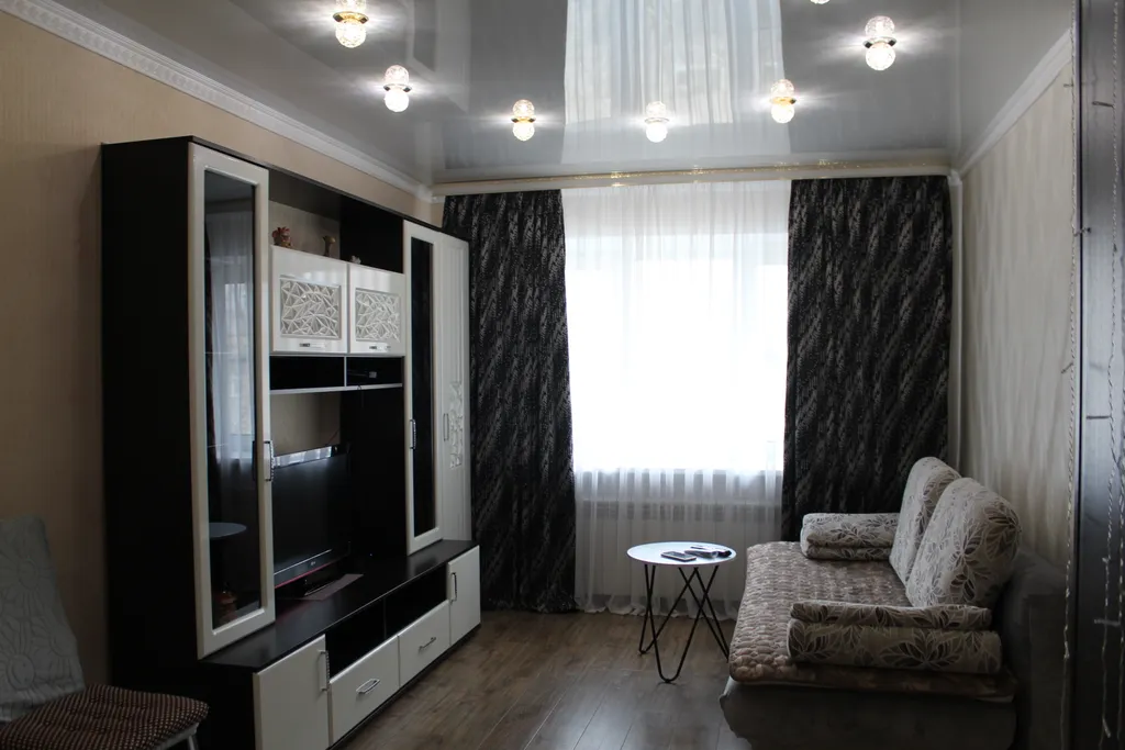 Уютная однокомнатная квартира в спокойном районе, с кроватью и диваном