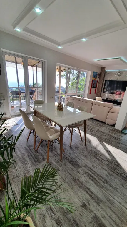 Дом с бассейном