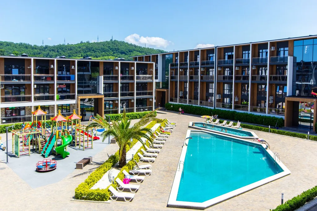 Студия с балконом и бассейном на территории