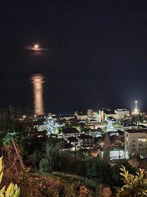 Центр Гагры с видом на море