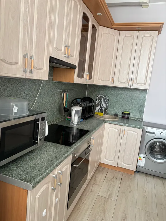 Уютная, чистая квартира в удобном районе, имеется водонагреватель.