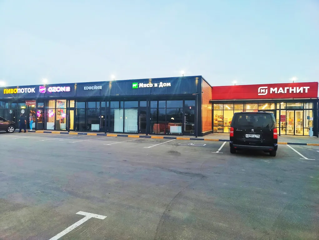 Современный дом с уличной подогреваемой купелью и сауной