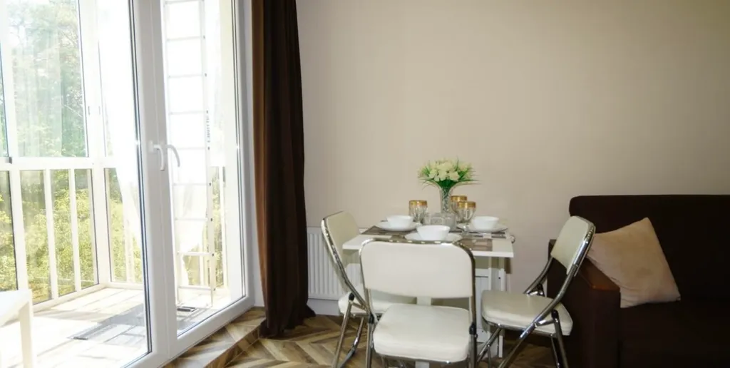 Уютная студия с видом на лес