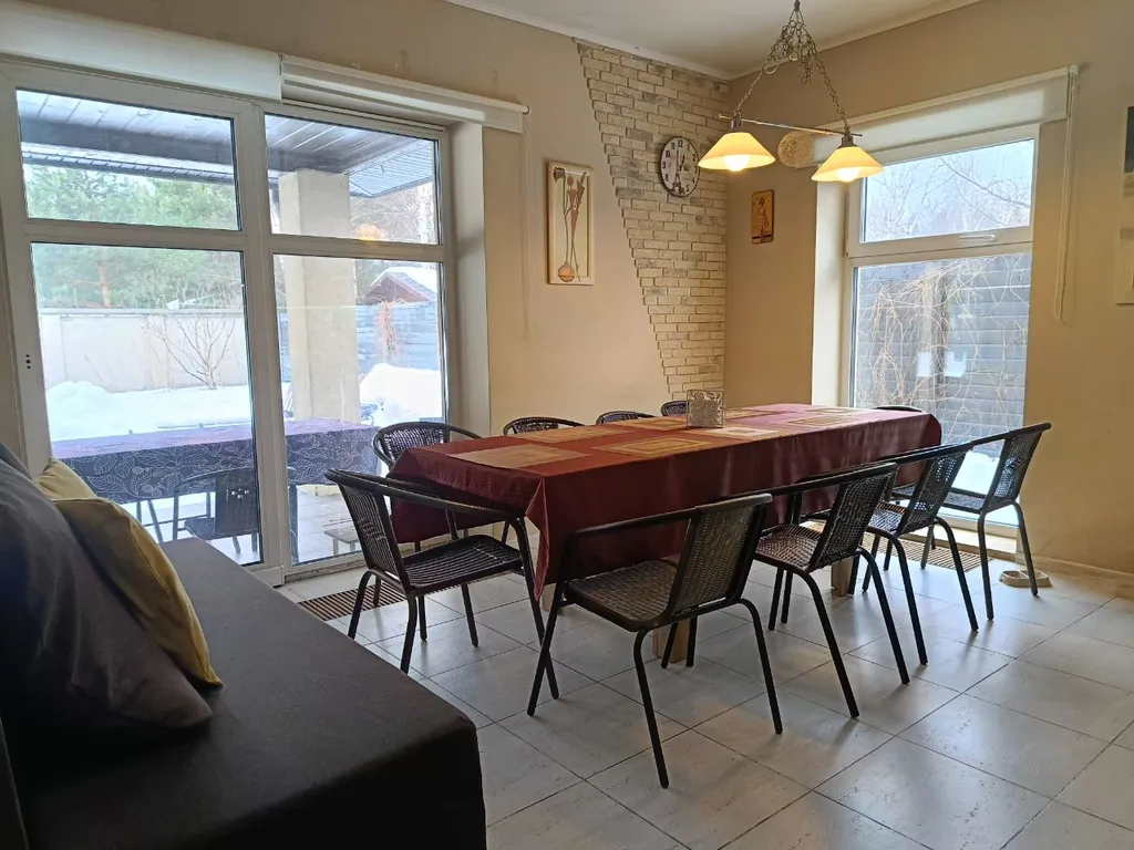 Коттедж с французскими окнами на участке с соснами и берёзами