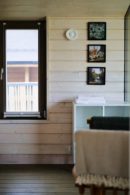 Белый дом на берегу водохранилища