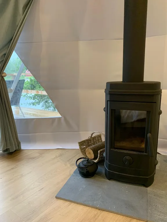 Чудесное место у озера с камином и русской баней