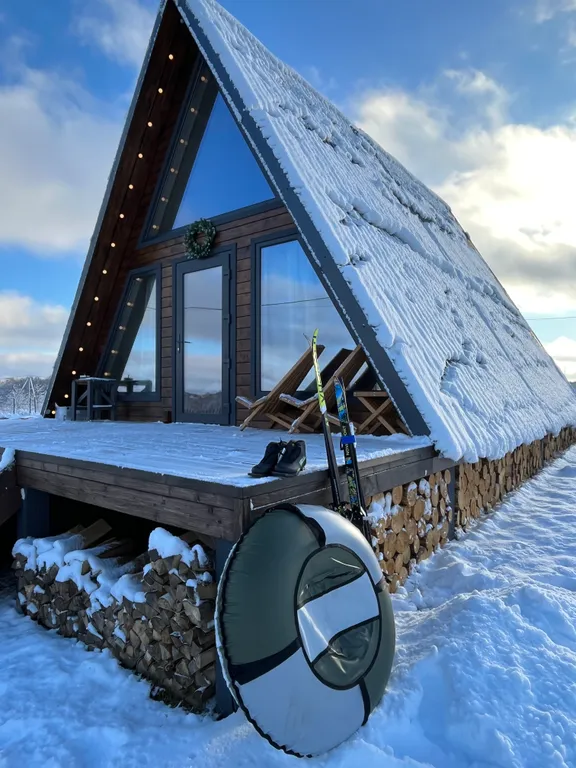 А-фрейм на берегу реки Нерль с банным чаном