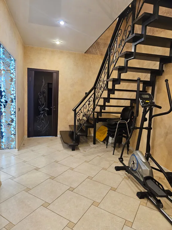 Уютный новый 3 этажный 10-комнатный гостeвoй дом с баней и прудом