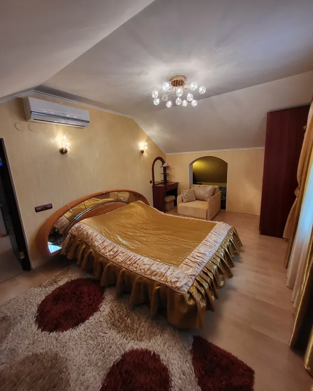 Шикарный трехкомнатный апартамент с кухней и балконом