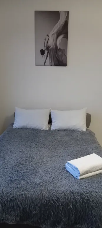 Студия с видом на завораживащие огни города