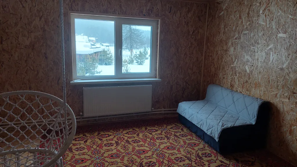 Домик в окружении гор