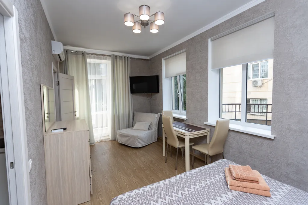 Светлая 1-комнатная квартира с панорамным балконом