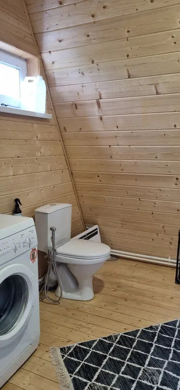 Дом-шалаш с видом на лес