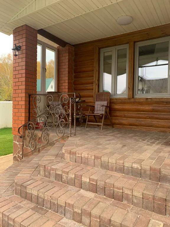 Дом в окружении леса