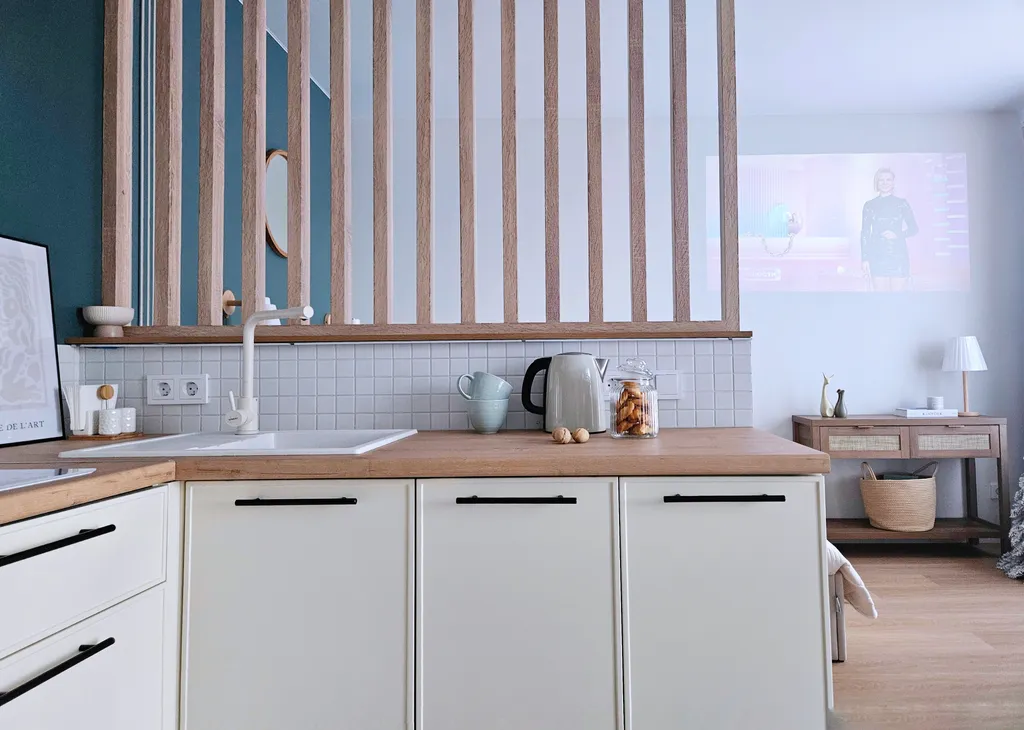 Уютная студия с проектором между морем и горами