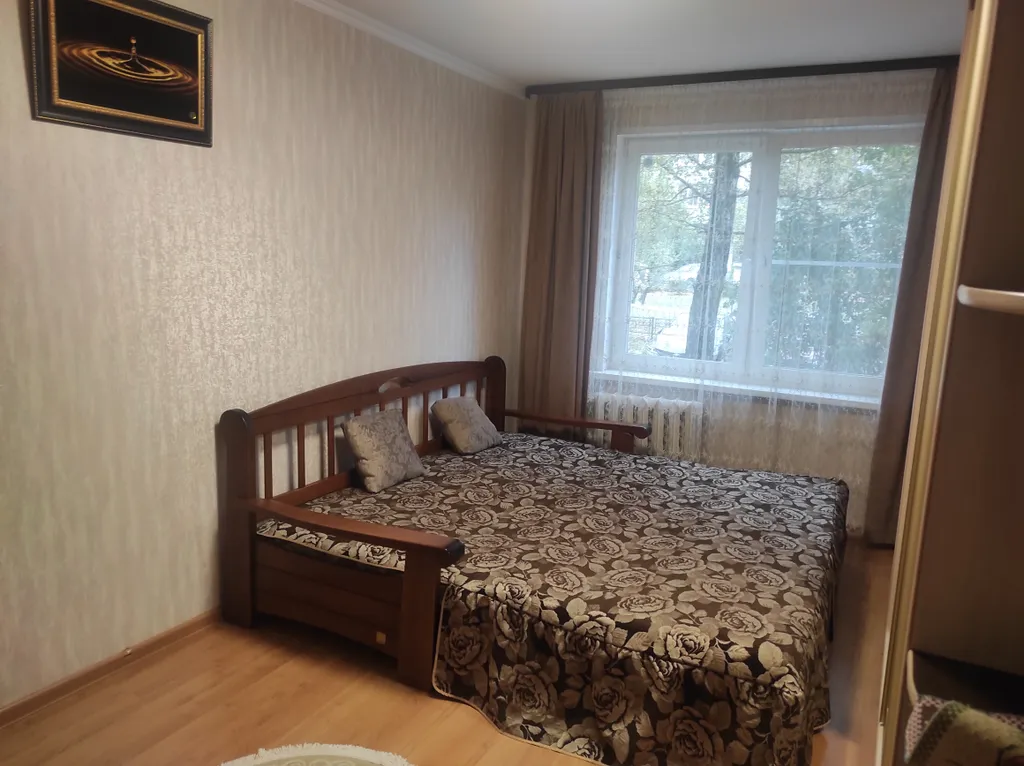 Уютная квартира с роскошной кроватью (2*2м) из натурального дерева