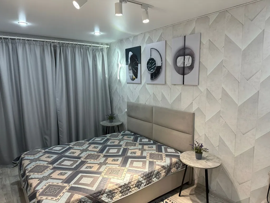 Однокомнатная благоустроенная квартира — аренда посуточно в Шадринск