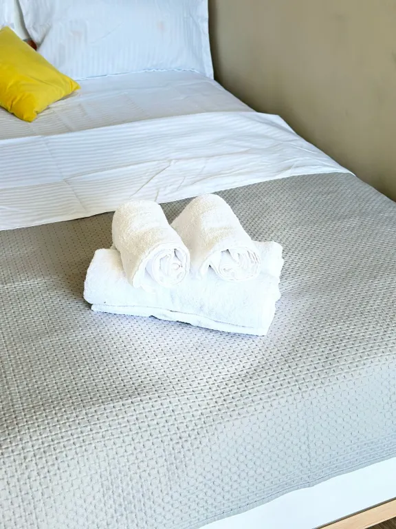 Романтичная светлая квартира с витражными окнами