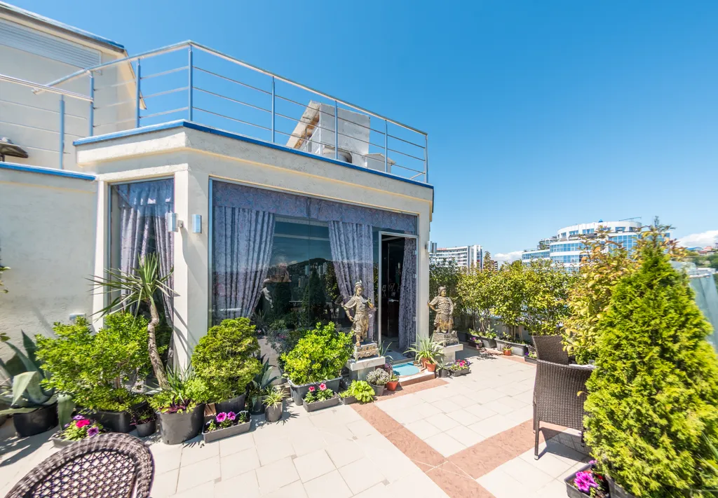 Студия с бассейном - вид на море