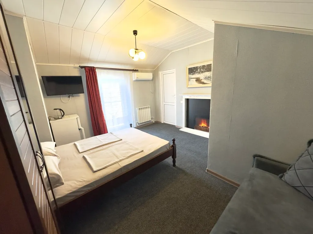 Номер с двухспальной кроватью и доп.местом, с французским балконом