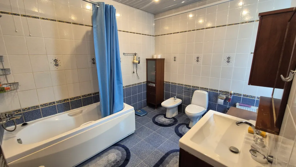 Дом на берегу волги, с видом на затопленную колокольню