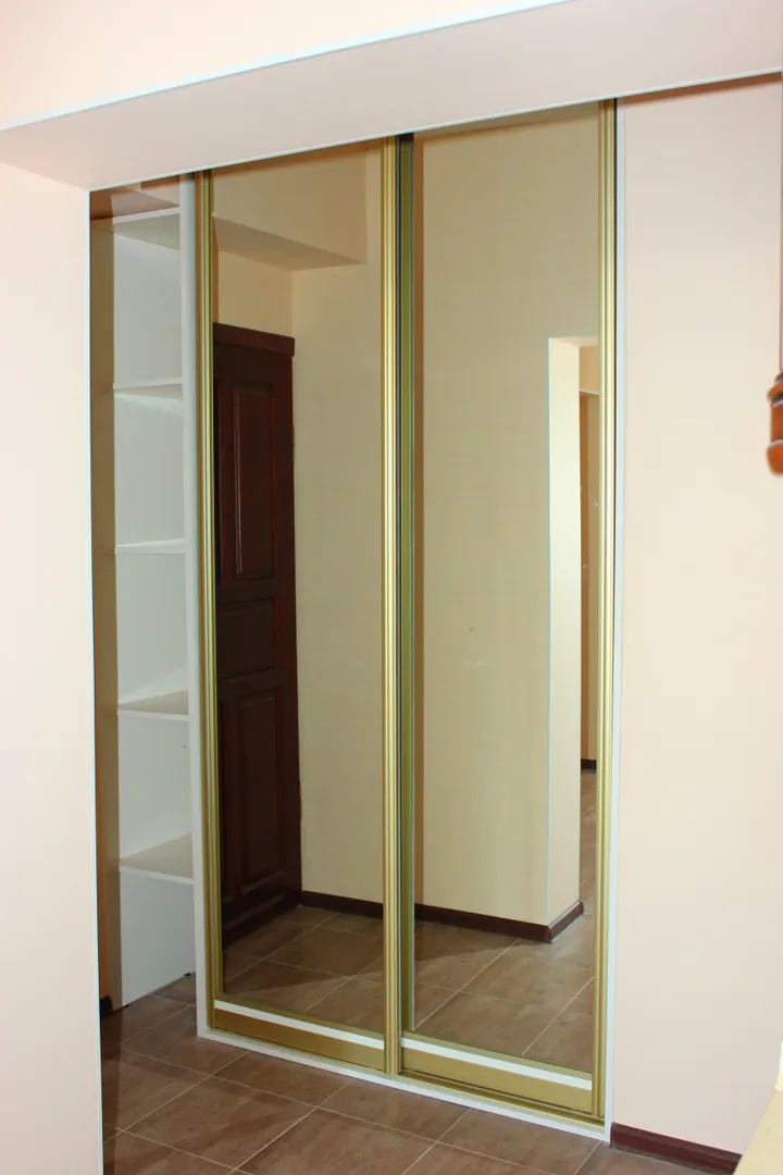 Зеркальный шкаф-купе для складной мебели