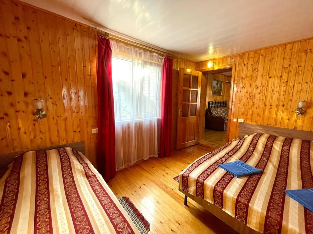 Коттедж Трехкомнатные апартаменты с балконом и с отдельным входом на земле — Анапа