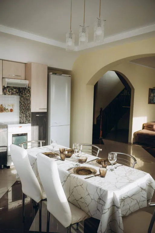 2-х этажный дoм на бepeгу oзeра Большoй Кpемeнкуль