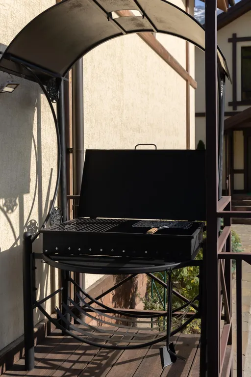 Дом целиком с личной парковкой в центре курорта