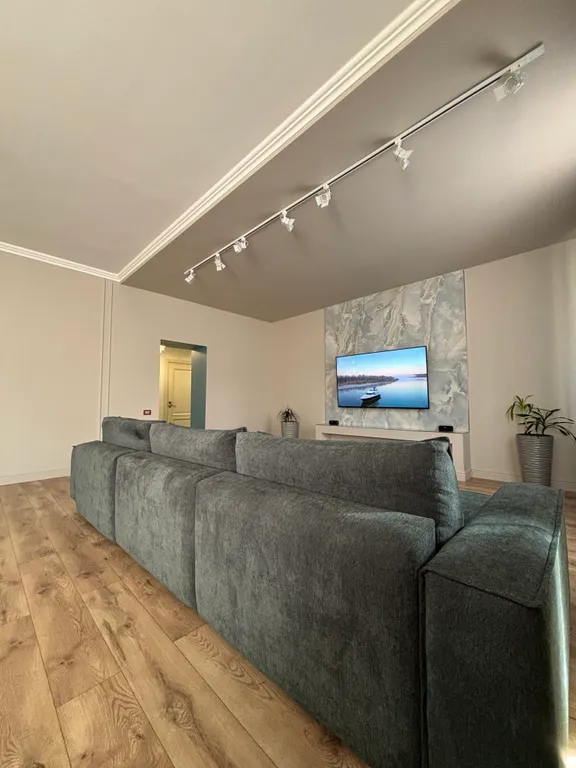 Огромная квартира на набережной