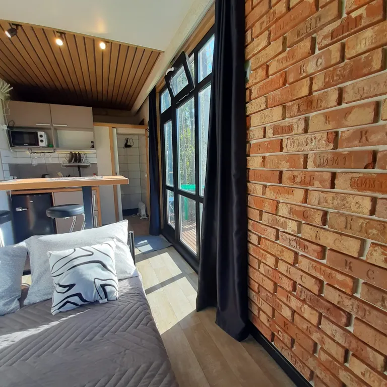 Уютный домик-студия на склоне холма у реки