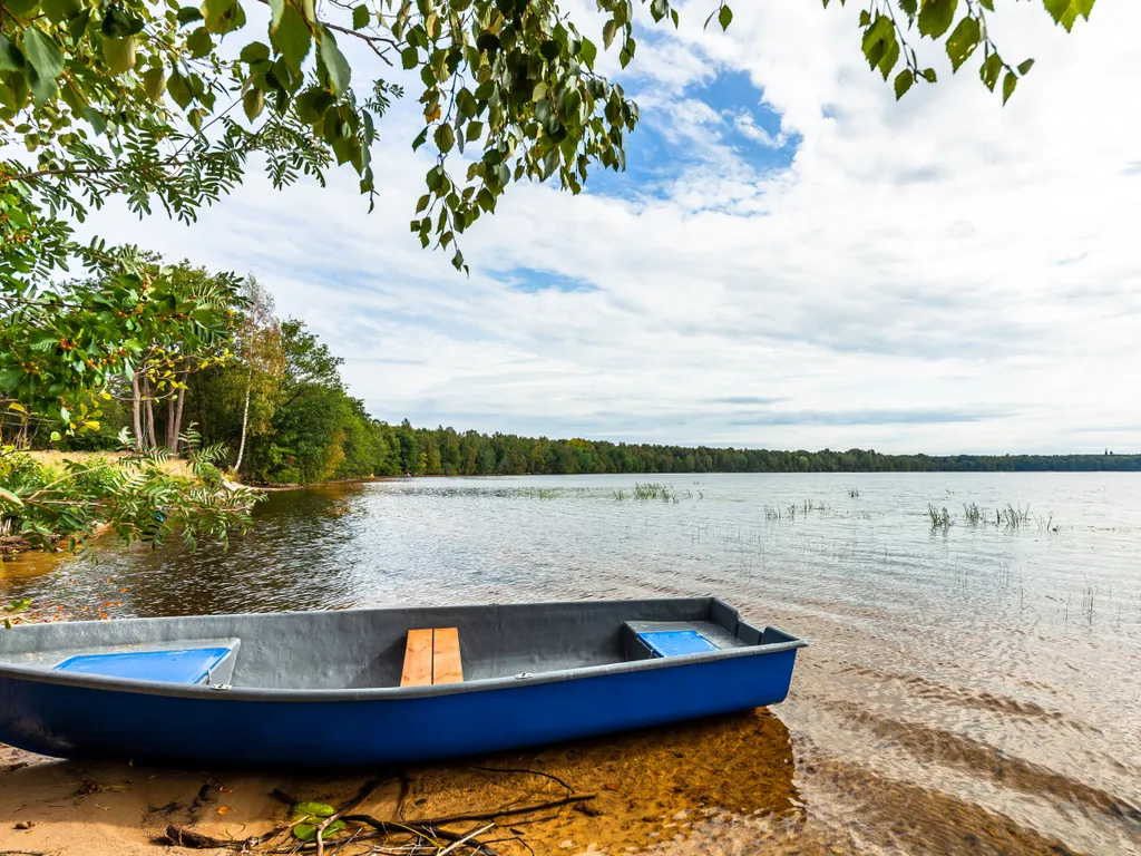 Баня на дровах на берегу озера