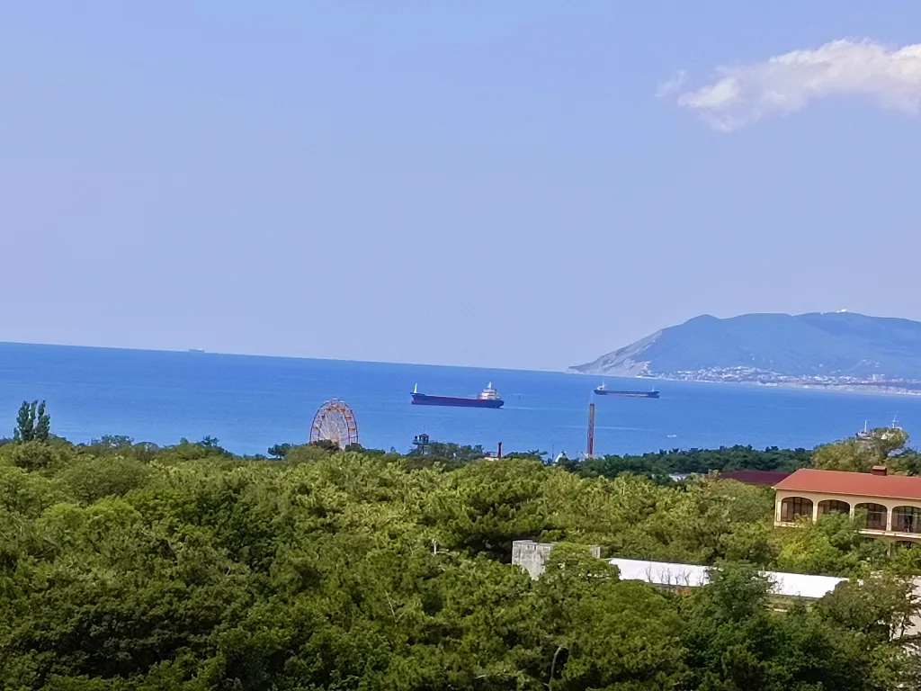 Большая квартира с видом на море